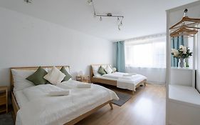 Two Bedrooms - 85 Squaremeters - 4 Min To U6 Dresdner Str